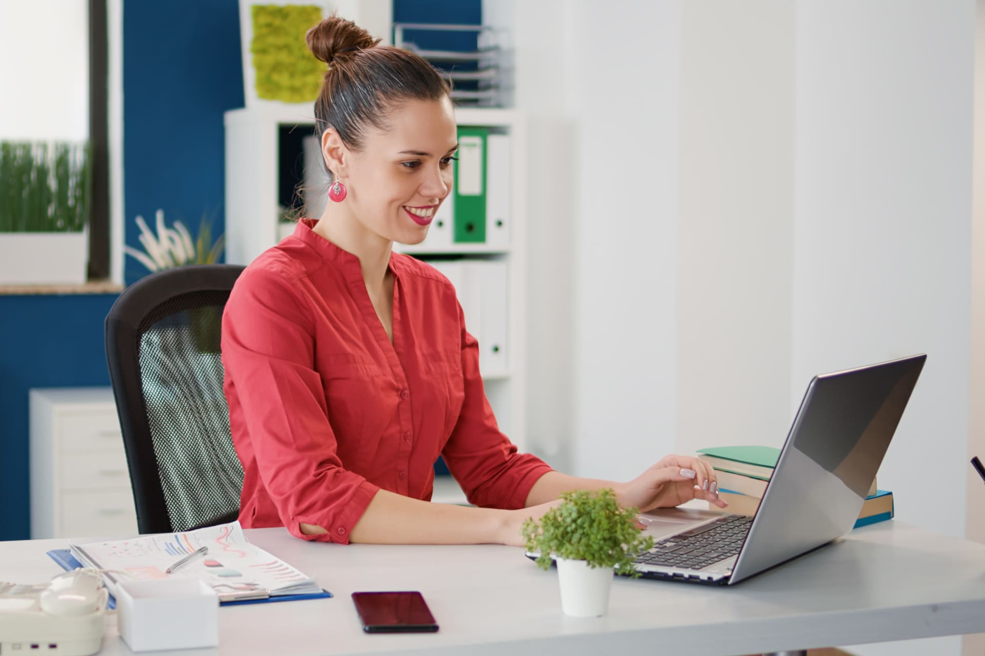 Mujer en oficina