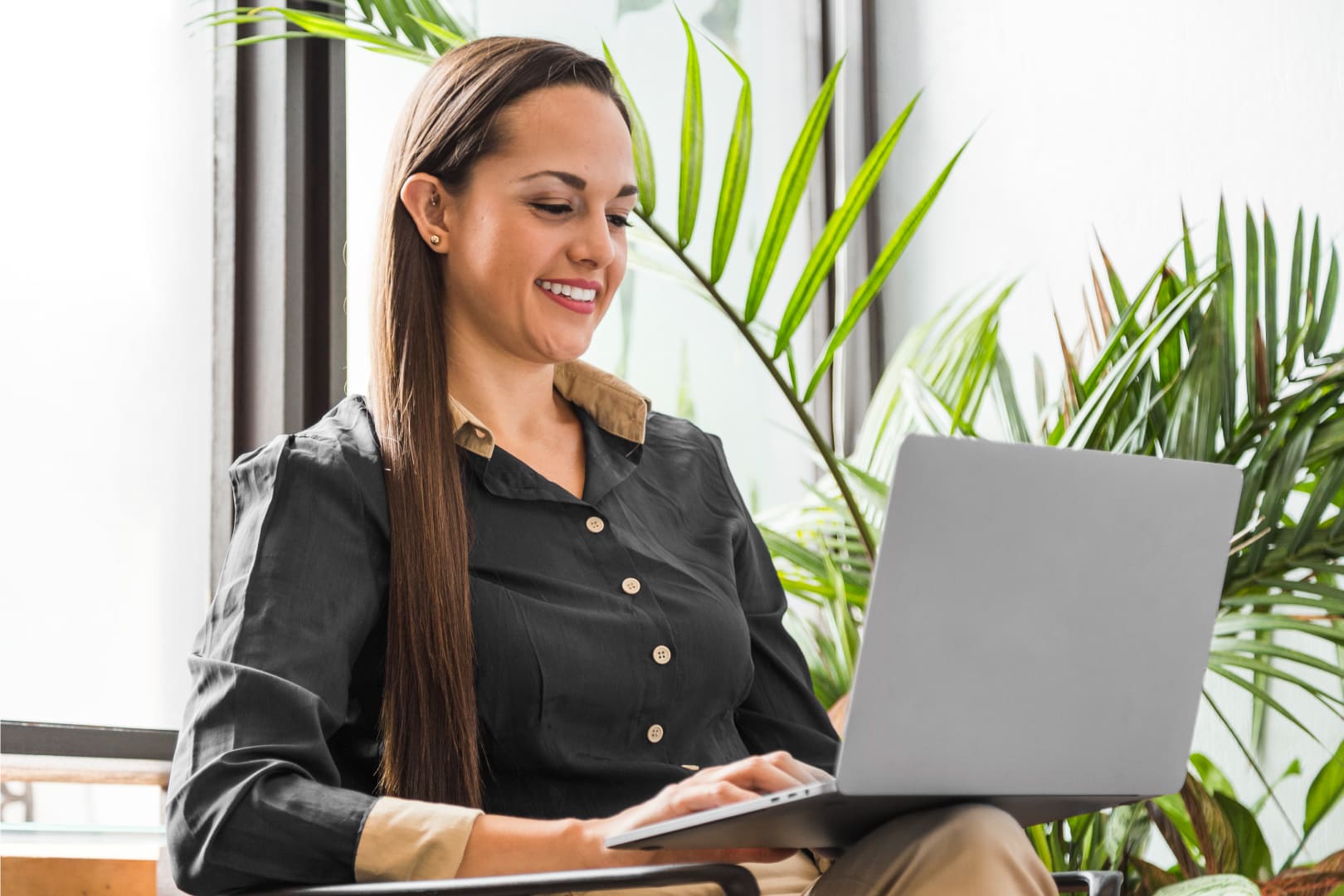 Mujer usando computadora